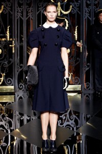 Модное дефиле Louis Vuitton превратилось в скандальное шоу Парижа