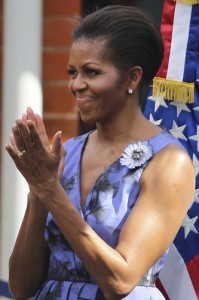 Мишель Обама носит брошку в виде цветка