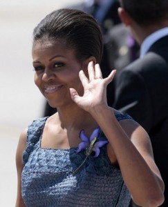 Мишель Обама носит брошку в виде цветка