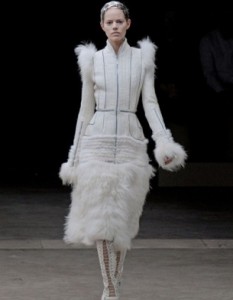 Меховая юбка - образ Снежной Королевы стал одним из трендов зимы 2011-2012. Alexander McQueen