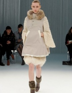 Меховая юбка - образ Снежной Королевы стал одним из трендов зимы 2011-2012. Sacai