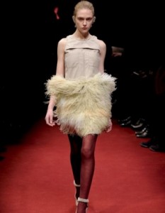 Меховая юбка - образ Снежной Королевы стал одним из трендов зимы 2011-2012. Undercover 