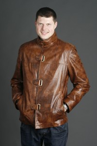 коричневая мужская куртка