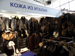 распродажа кожаных курток на выставке Хутровий ярмарок