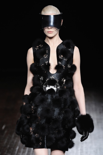 Alexander McQueen осень 2012 - зима 2013, креативное платье с меховыми кусочками