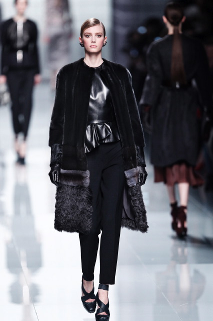 Christian Dior осень 2012 - зима 2013, стильное черное меховое пальто