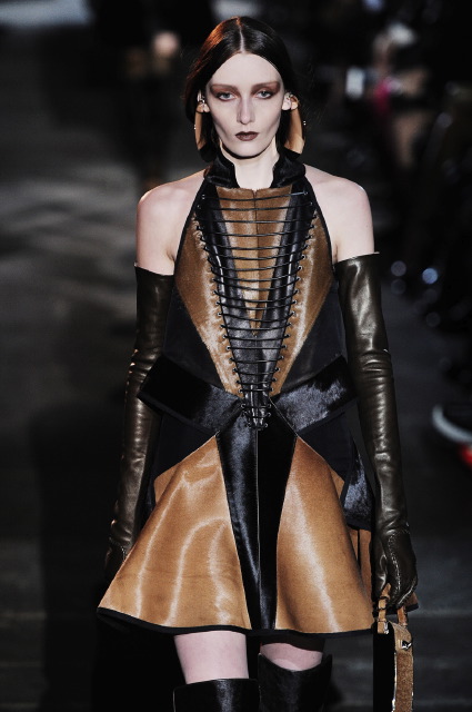 Givenchy осень 2012 - зима 2013, сексуальное кожаное платье