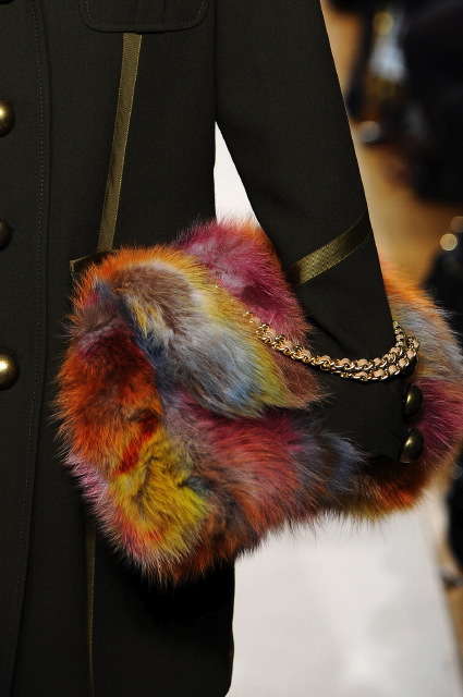 Moschino Cheap & Chic осень-зима 2012-2013 на London Fashion Week. Меховые сумочки, которая заставляют улыбаться