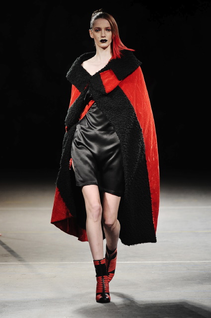 Yohji Yamamoto осень 2012 - зима 2013, красно-черное меховое пальто