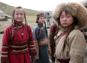 меховые шапки  у маленьких монголов