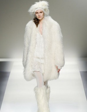 Белые шубы и меха - модный тренд 2012-2013. Белая шуба Blugirl , меховая шапка и мехове ботильены