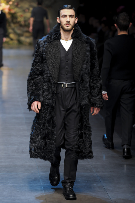 Dolce & Gabbana осень 2013, мужская мода. Черное пальто из меха каракуля
