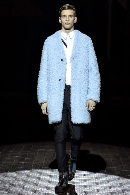 Kenzo осень 2013, мужская одежда. Голубое меховое пальто
