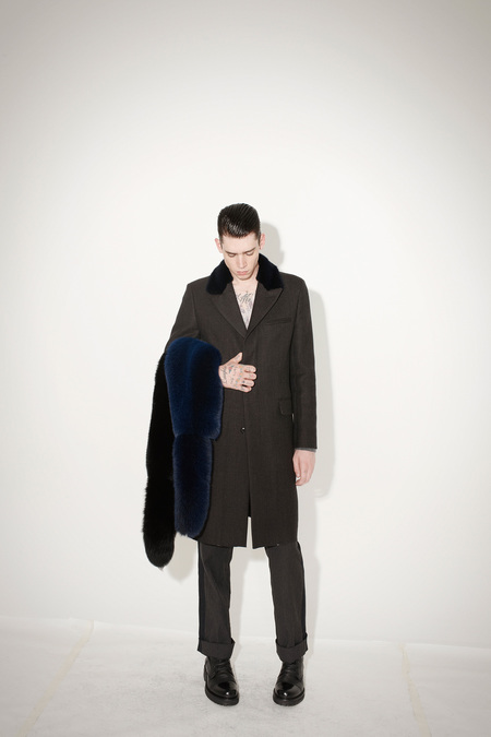 Marc Jacobs осень 2013, мужская коллекция. Стильное осеннее пальто дополняет шикарный меховой палантин