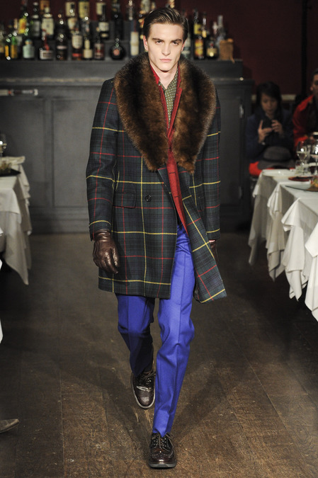 Moschino осень 2013, мужская коллекция. Интересное пальто в клетку с шикарным меховым воротником