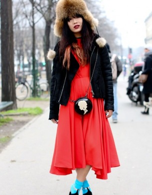 красное платье с меховой шапкой - странный тренд, в Киеве - не поймут