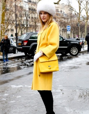 желтое пальто с белой шапкой - цветовой дисбаланс, черная смотрелась бы куда интереснее