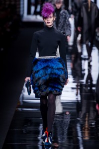 черно-синяя меховая юбка Fendi