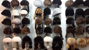меховые головные уборы на выставке