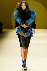 модная женская куртка с голубым меховым воротником