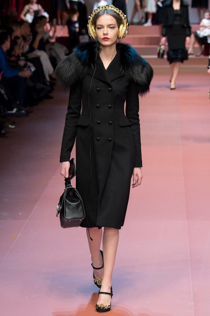 Черное платье-пальто с меховым воротником