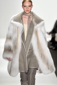модное меховое пальто от Денниса Бассо