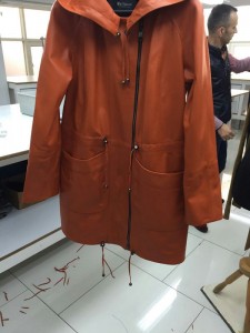 коричневая кожаная женская куртка