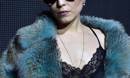 Нуми Рапас(звезда фильма "Прометей") в шубе на шоу Dior в Париже