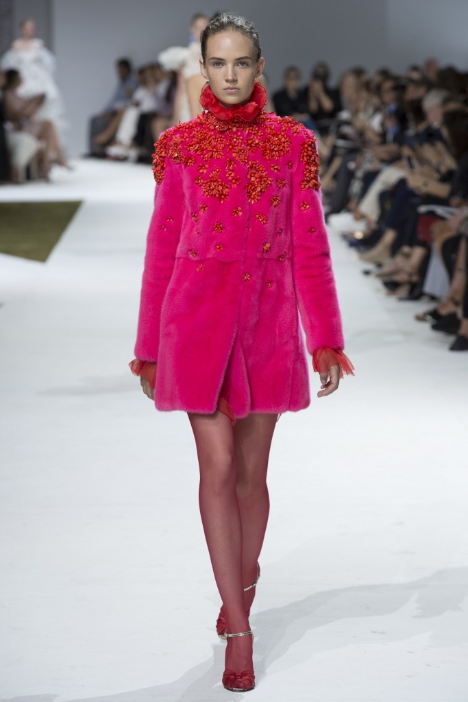 Розовое меховое пальто от Жамбаттиста Валли