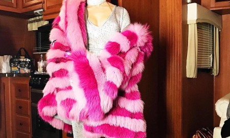 Шведская звезда британского X Factor Зара Ларссон спела в розовой шубе
