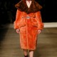 Оранжевое меховое пальто с коричневым воротником