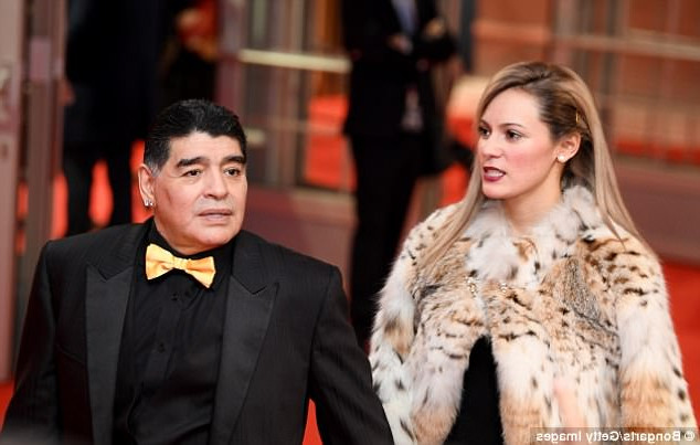 Девушка Диего Марадоны попала под критику из-за тигровой шубы