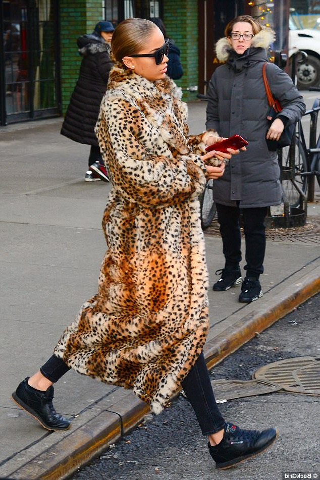 Популярная американская фотомодель Жасмин Сандерс выбирает леопардовые шубы
