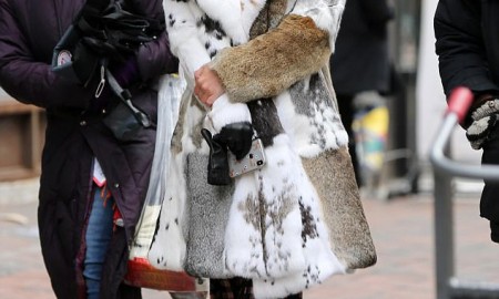 Американская певица и актриса Хилари Дафф продемонстрировала новую шубу во время съемок комедийной серии «Младший» в Нью-Йорке