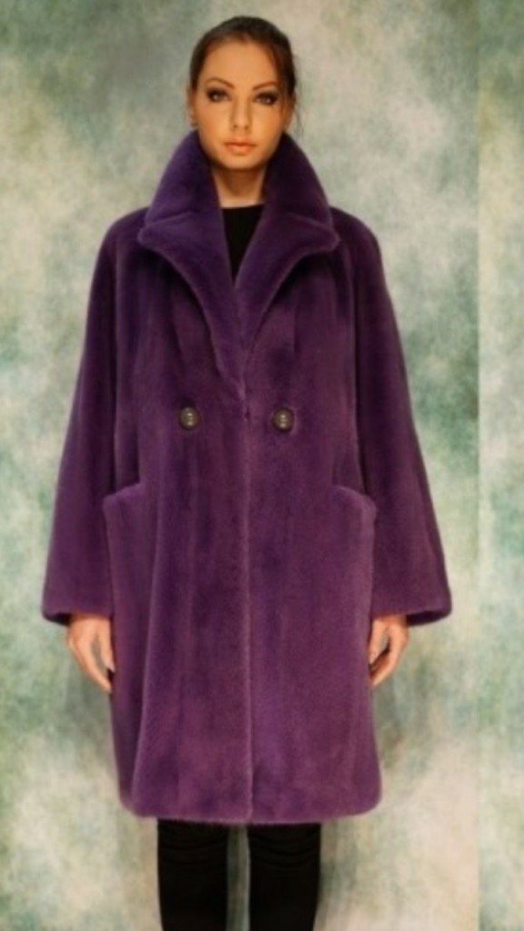 Длинное фиолетовое пальто из меха норки