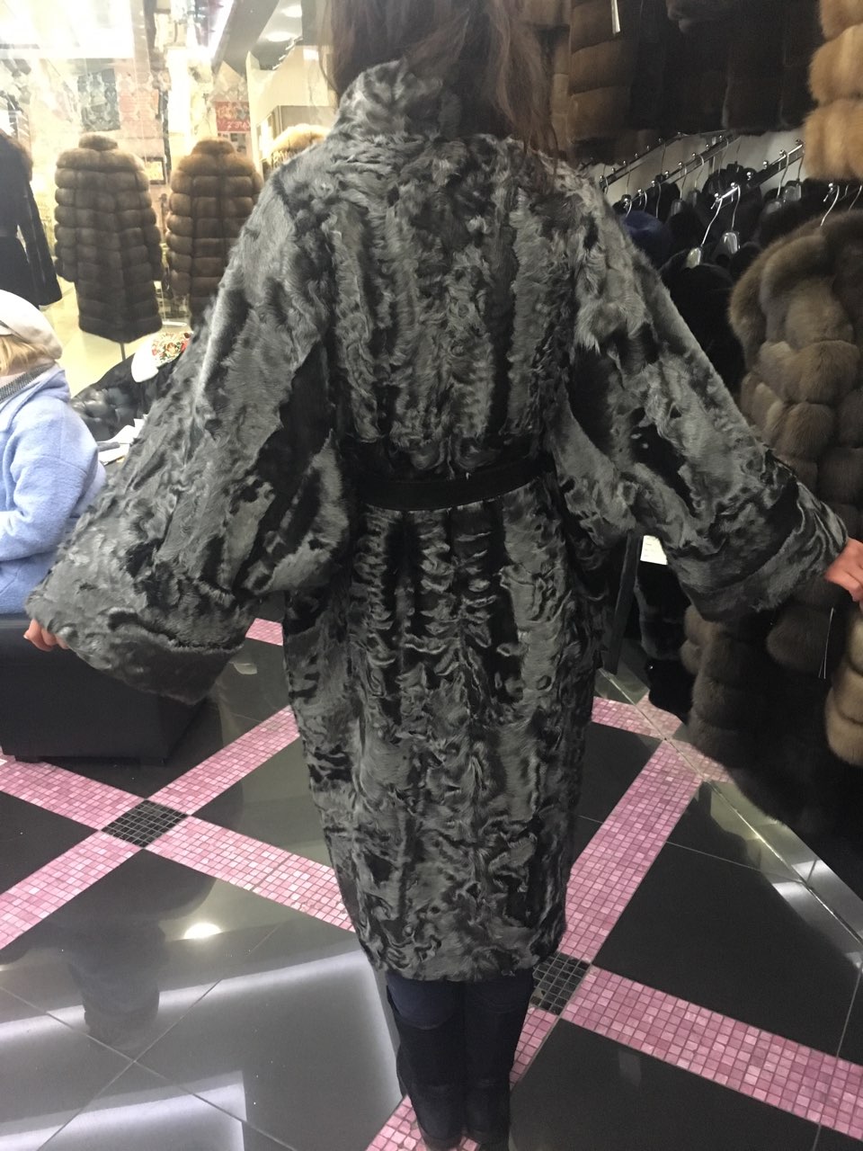 Дизайнерское пальто из каракульчи
