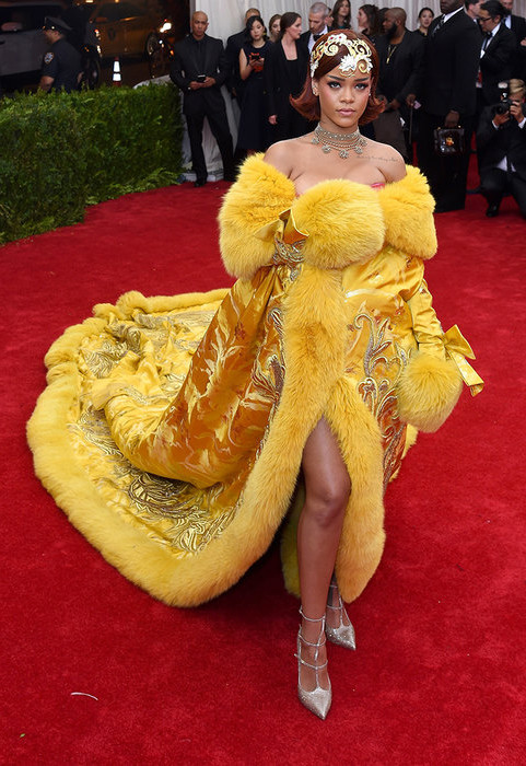Рианна в желтом меховом платье
