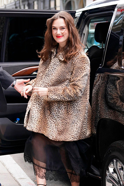 Кира Найтли в огромной леопардовой шубе - ожидаемый модный тренд