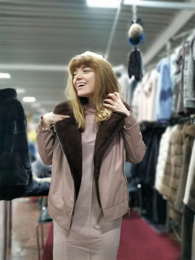 Шкіряна жіноча куртка у Києві