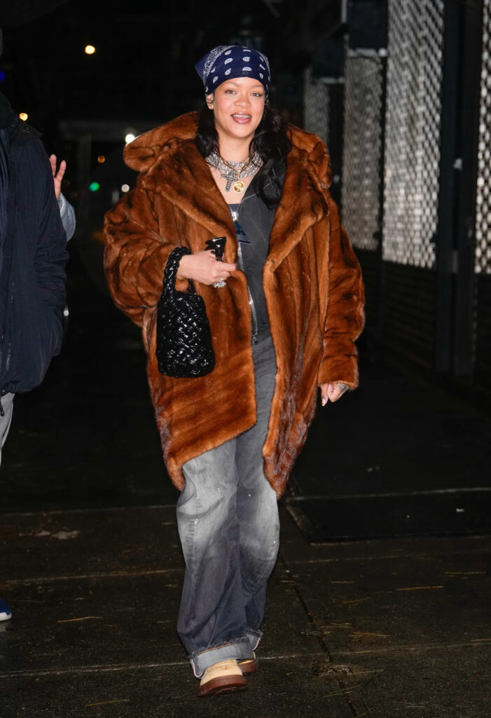 Ріанна одягає розкішну хутряну шубу з мішкуватими штанами