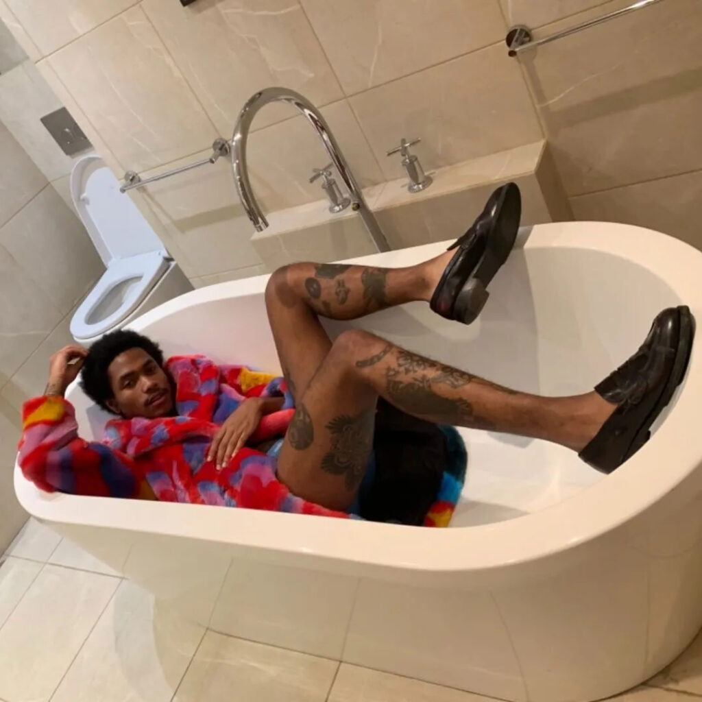 Стів Лейсі переносить один із найсвоєрідніших літніх трендів у ванну